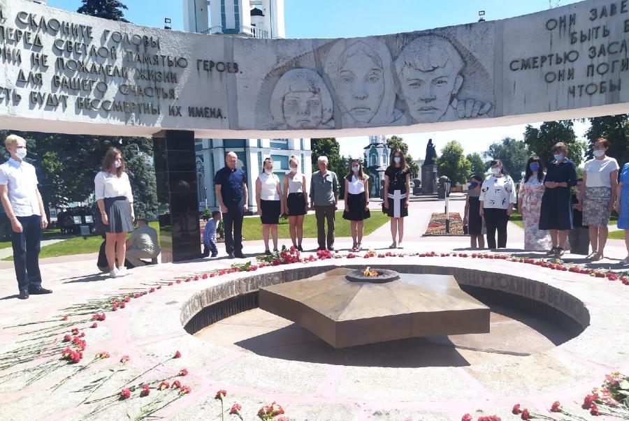 Вице-губернатор Александр Коробко почтил память павших у "Вечного огня"