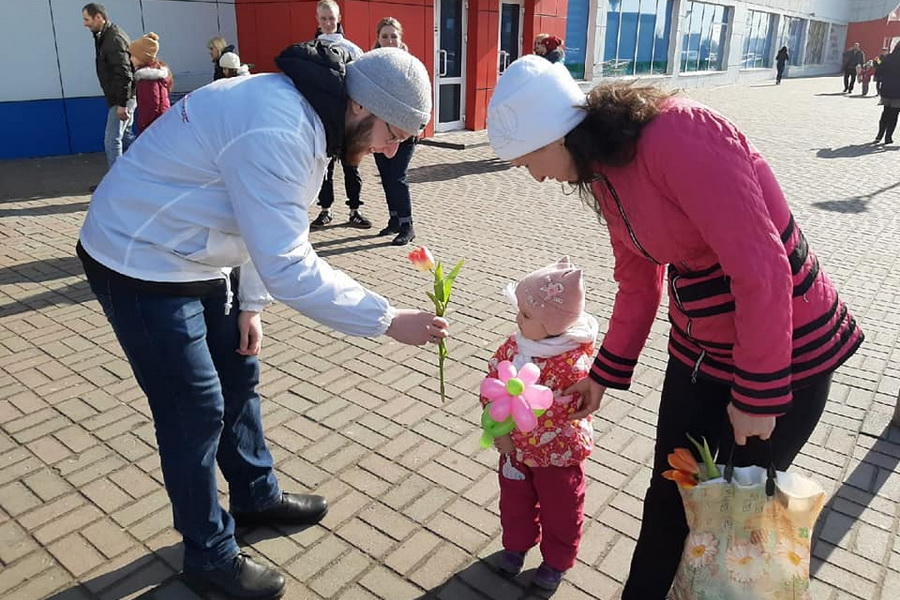 "Дорогая, ты права!": тамбовчане на улицах поздравили женщин цветами и плакатами