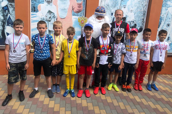 Спортивный Дед Мороз из Сосновки наградил детей за победу в футбольном турнире