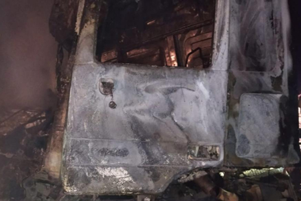 В Тамбовской области после столкновения загорелись две фуры