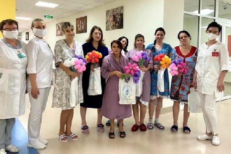 В Тамбове пациенток Перинатального центра поздравили с Днем матери 