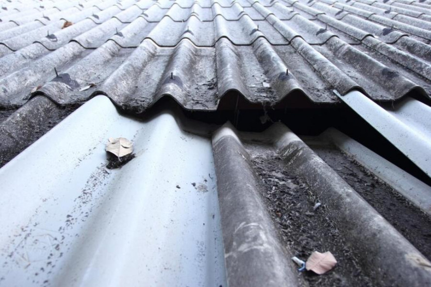 Жители многоэтажки в Инжавино, где делали ремонт крыши, жили под ледяным дождём