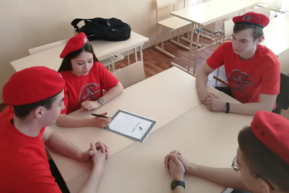 Школьники и студенты Тамбовской области пишут письма солдатам