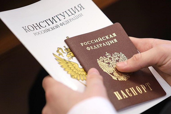 Впервые получающим паспорт РФ будут вручать экземпляр Конституции
