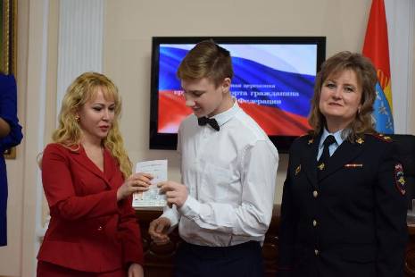 Юным тамбовчанам вручили главный документ гражданина России
