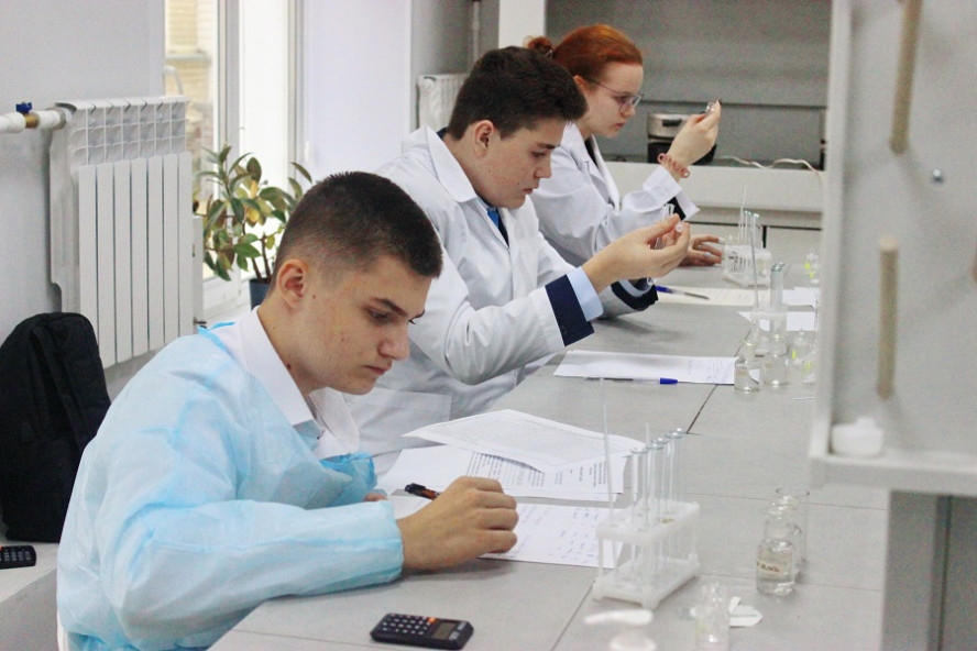 Школьники написали региональную олимпиаду по химии в Державинском