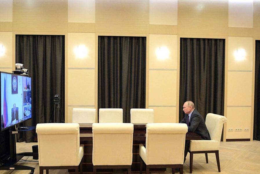 Президент России обсудил с вирусологами возможность сокращения нерабочих дней