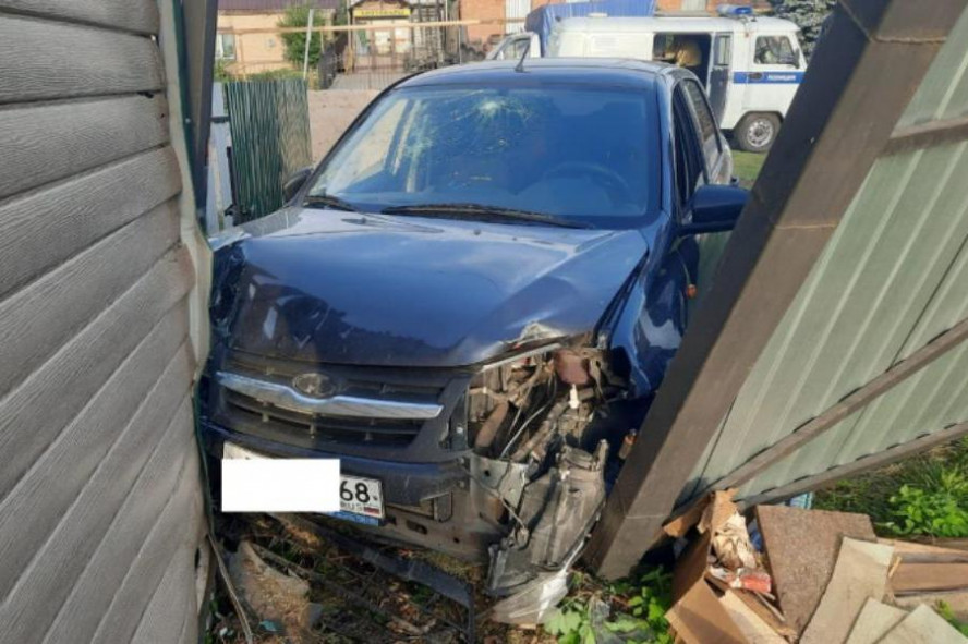 В Сосновке пьяная девушка угнала автомобиль и снесла на нем забор