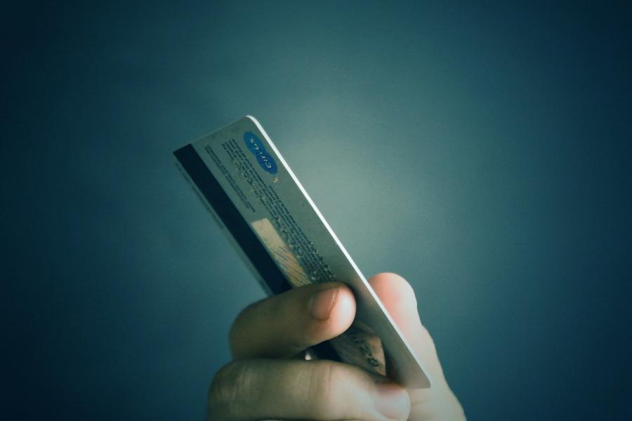 В Тамбове разыскивается мужчина, расплачивающийся за товары чужой банковской картой