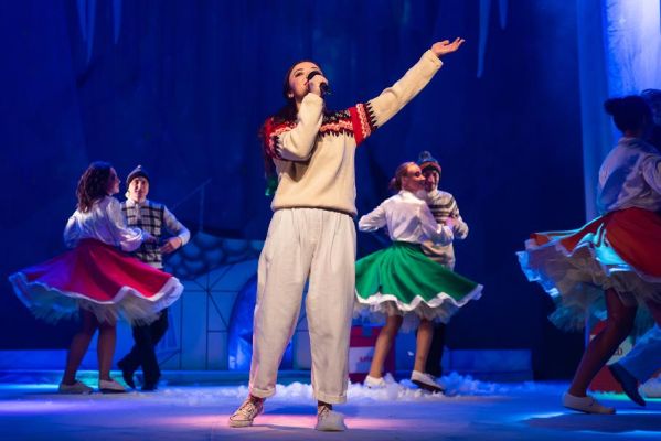 Артисты молодёжного театра в праздники исполняют лучшие песни из советских мультфильмов