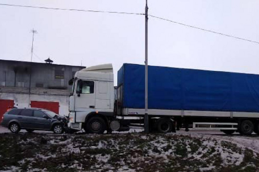 В Уварово 49-летняя водитель иномарки въехала в припаркованную на обочине фуру
