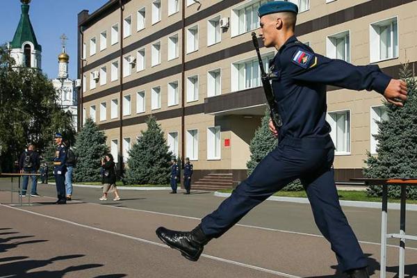 На съезде "Единой России" Путин предложил распространить выплату военным на курсантов и правоохранителей