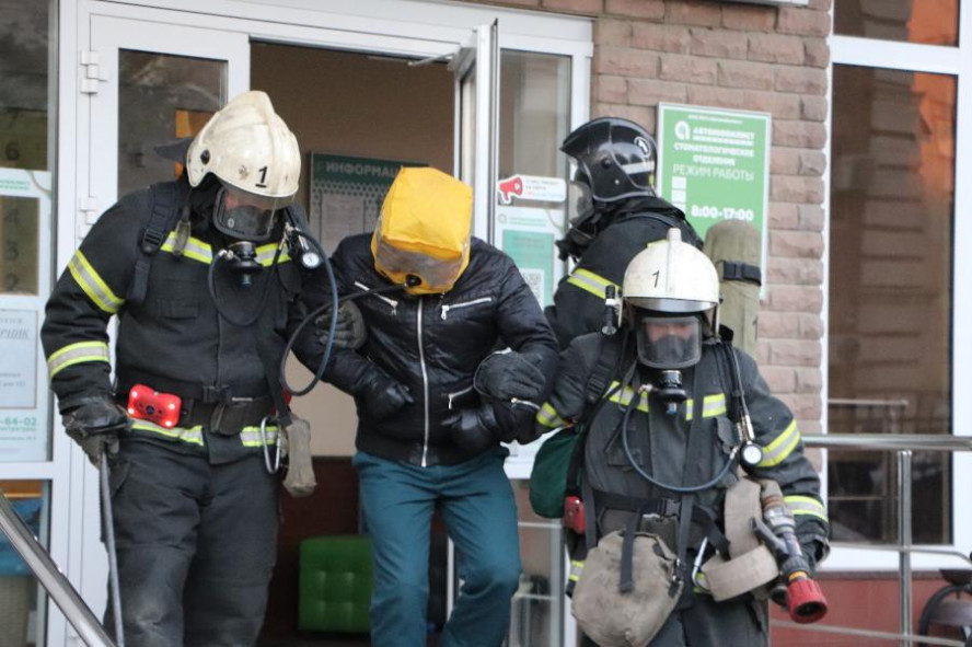 Спасатели эвакуировали людей из здания поликлиники "Автомобилист"
