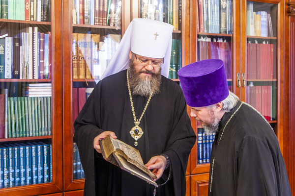 Митрополит Феодосий передал Тамбовской духовной семинарии книгу 1665 года