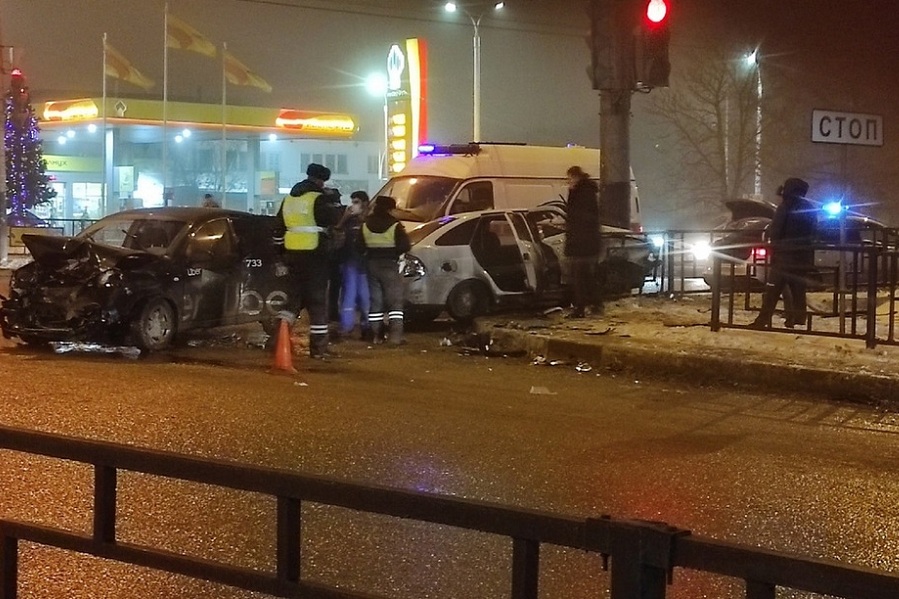 В Тамбове в ДТП на светофоре пострадали три человека