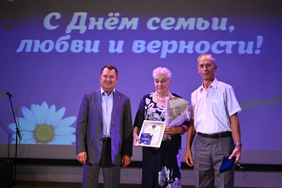 Тамбовские семьи наградили медалями "За любовь и верность"