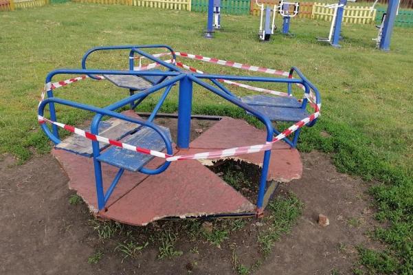В селе Никольское по требованию прокуратуры отремонтировали детскую карусель