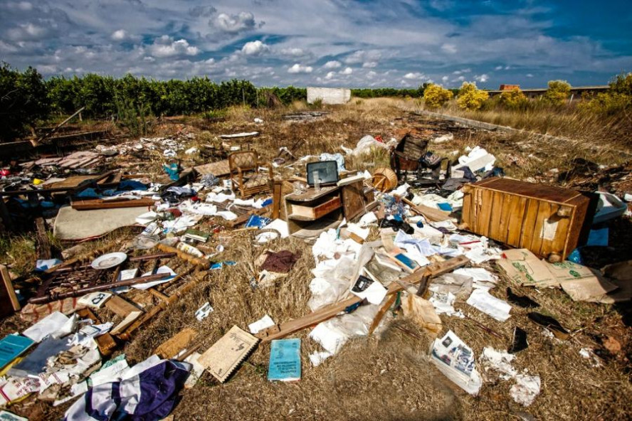 АО "ТСК" незаконно завалило мусором арендуемый участок в 14 га, что привело к порче земли