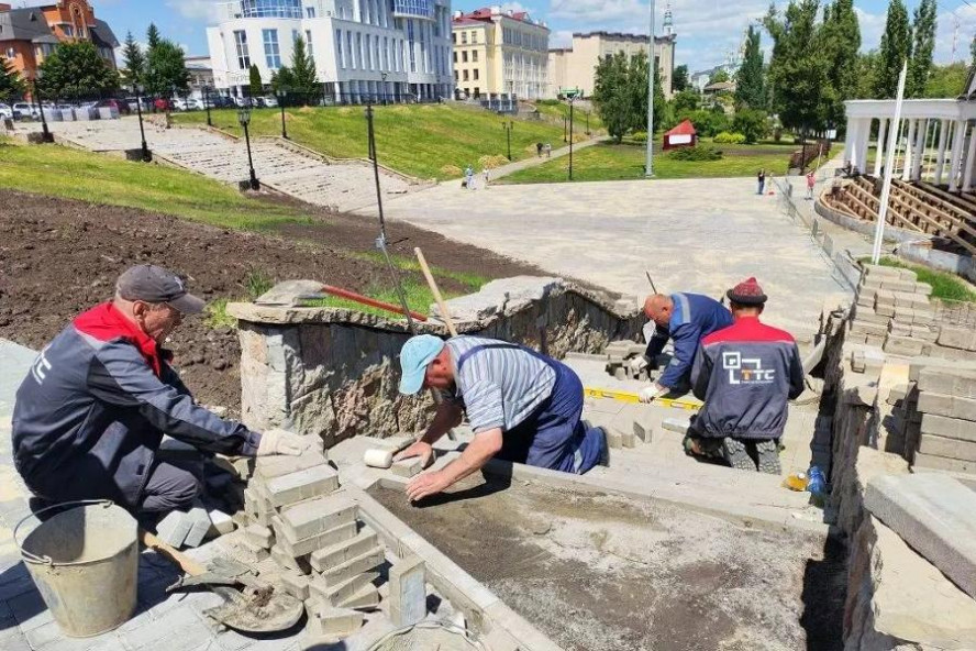 На Набережной восстановили покрытие, но запах и строительные остатки остаются