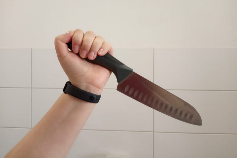 В Мичуринске мужчина угрожал ножом своей матери