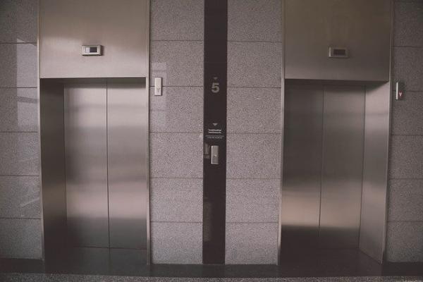 В российских домах в срочной замене нуждаются 40 000 лифтов
