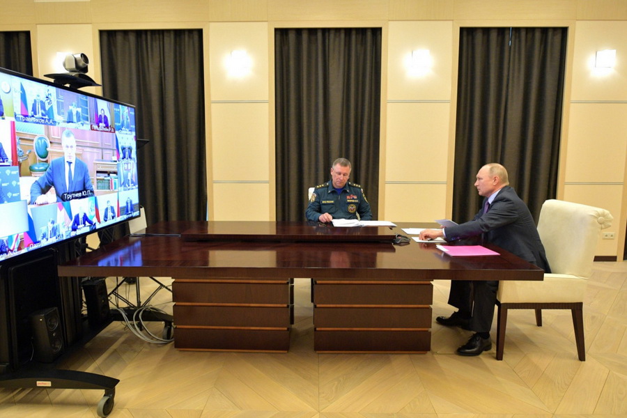 Владимир Путин предложил главам регионов самим ездить "по колдобинам"