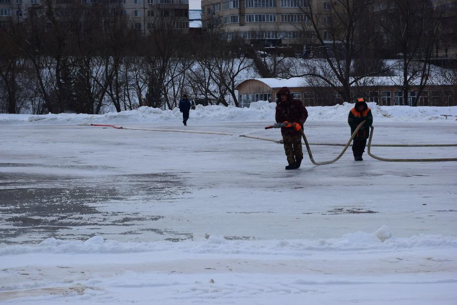 На катке в парке "Дружба" обновили лёд