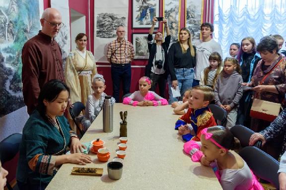 В "Ночь музеев" в картинной галерее посетителей познакомили с китайской чайной церемонией