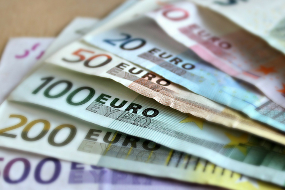 Курс евро упал ниже 65 рублей впервые с июня 2017 года