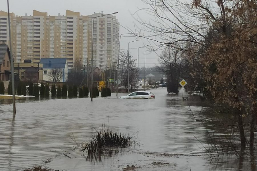 Тамбов ушёл под воду: в выходной день жители города в одиночку спасались от стихии