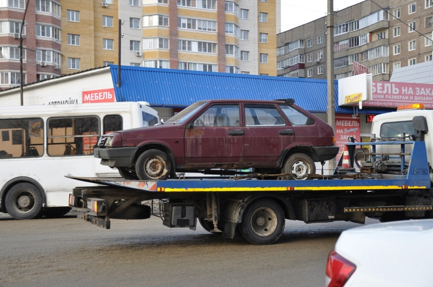 В Тамбове с улицы Сенько эвакуировали брошенный автомобиль