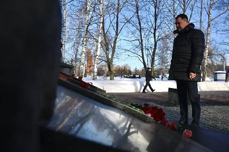 Максим Егоров почтил память погибших за пределами Отечества воинов