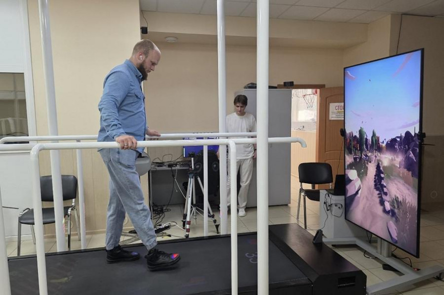 Участник СВО протестировал реабилитационный VR-тренажёр "Нейростеп" в ТГТУ