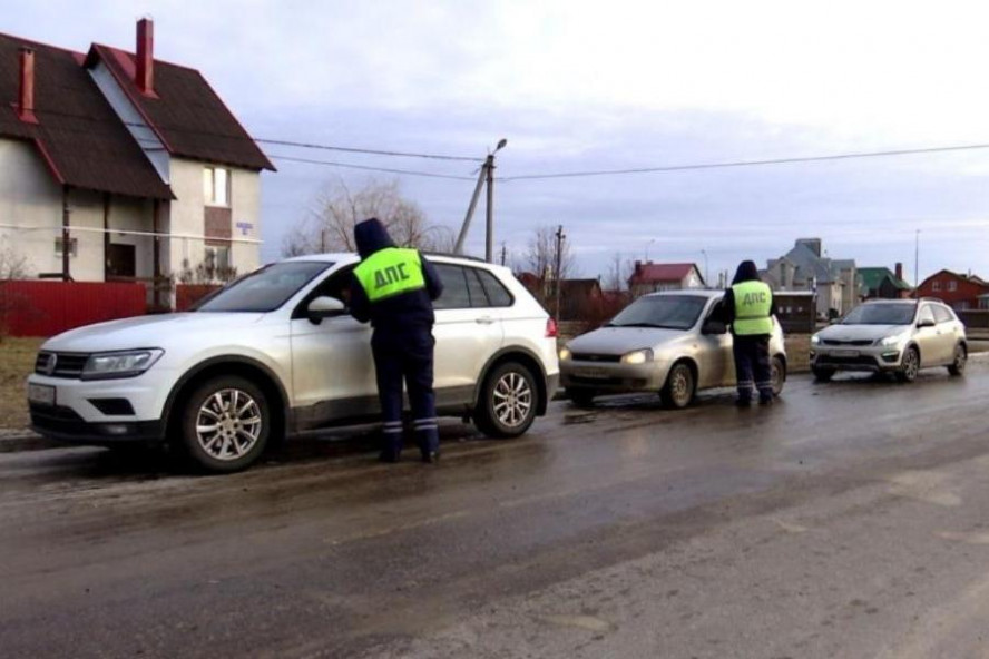 В ходе рейда у школы "Сколково-Тамбов" выявили массу нарушителей, в том числе пьяного водителя