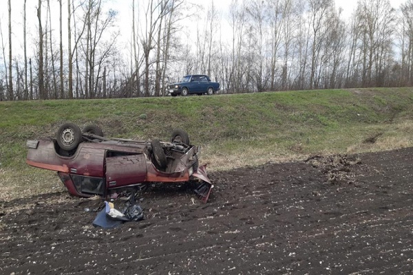 На трассе в Тамбовской области перевернулась легковушка: водитель пострадал