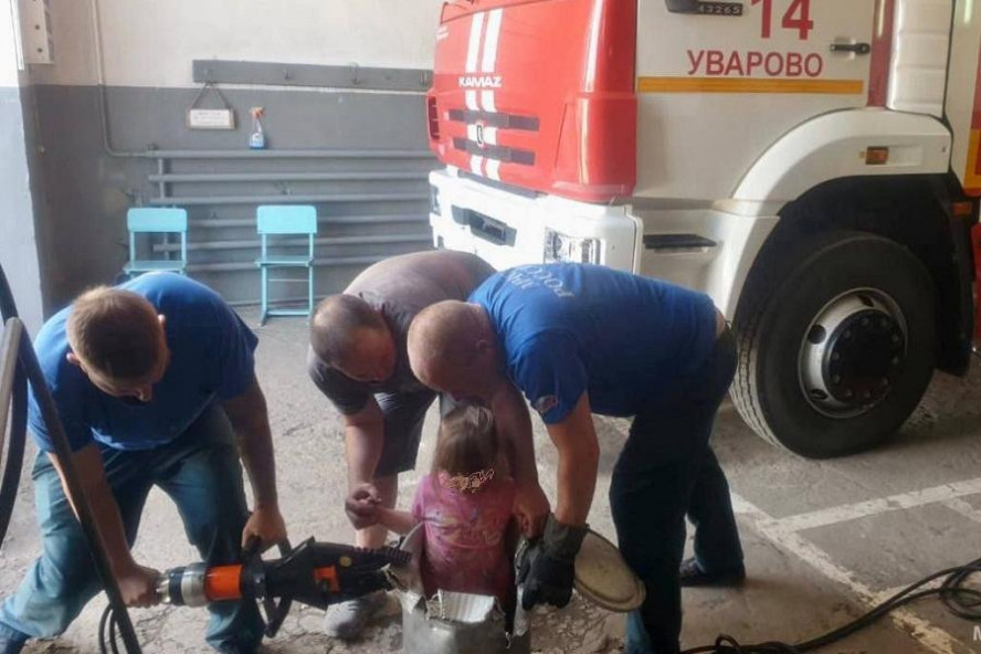В Тамбовской области спасатели помогли 6-летней девочке, застрявшей в молочном бидоне