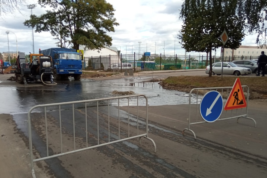 На главной автомагистрали западной части Тамбова вторые сутки бьёт фонтан из канализации