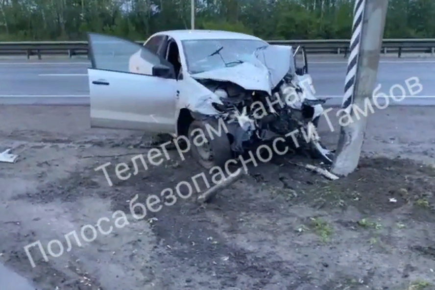 На трассе в Тамбовской области пьяный водитель на иномарке протаранил столб