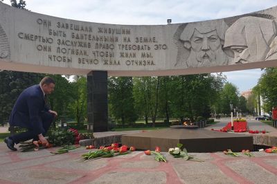 Первые лица области почтили память героев Великой Отечественной войны