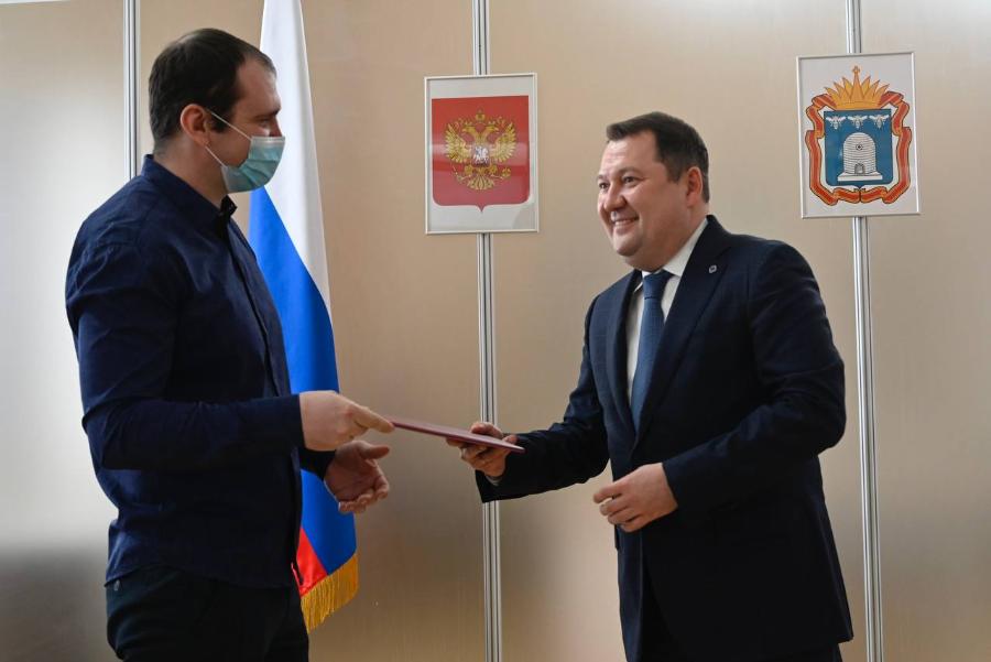 Максим Егоров вручил жителям Тамбовщины сертификаты на строительство жилья