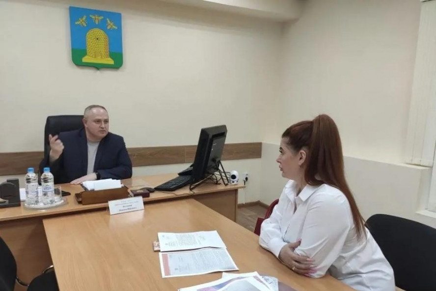 Максим Косенков рассмотрел проблемные вопросы жителей на личном приёме
