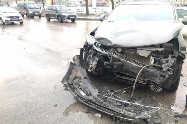 В Тамбове столкнулись "Киа" и "Ниссан": пострадали водители