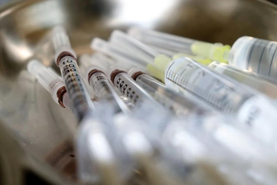 Вакцинация от коронавируса может пойти по "военному пути"