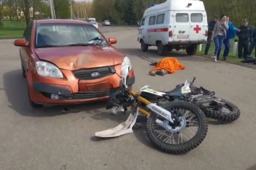 В Ржаксинском районе мотоциклист на полной скорости влетел в иномарку