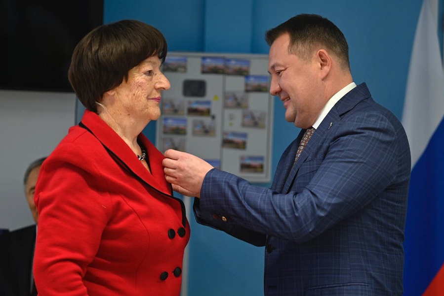 Максим Егоров вручил памятные медали ровесникам региона