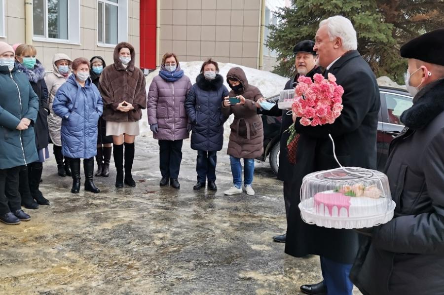 Депутаты Тамбовской облдумы поздравили женский коллектив Дома ребенка с 8 марта