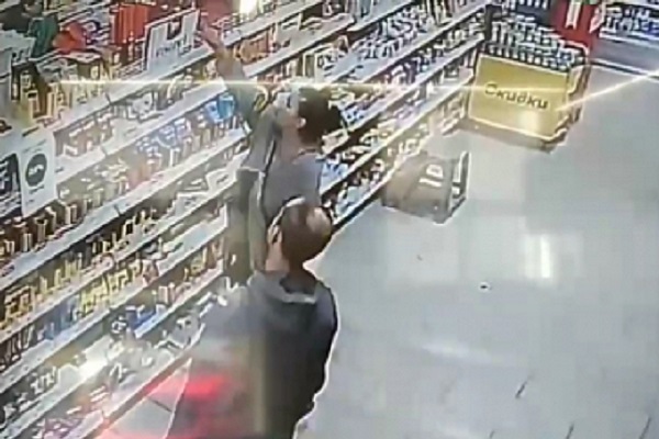  В Тамбове разыскивают людей, укравших продукты из магазина 