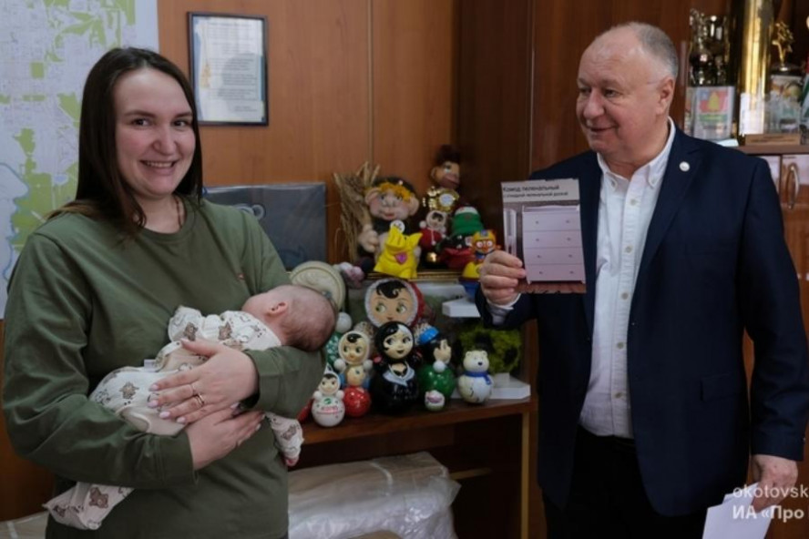 Глава Котовска вручил подарки семье первого новорожденного в 2025 году 