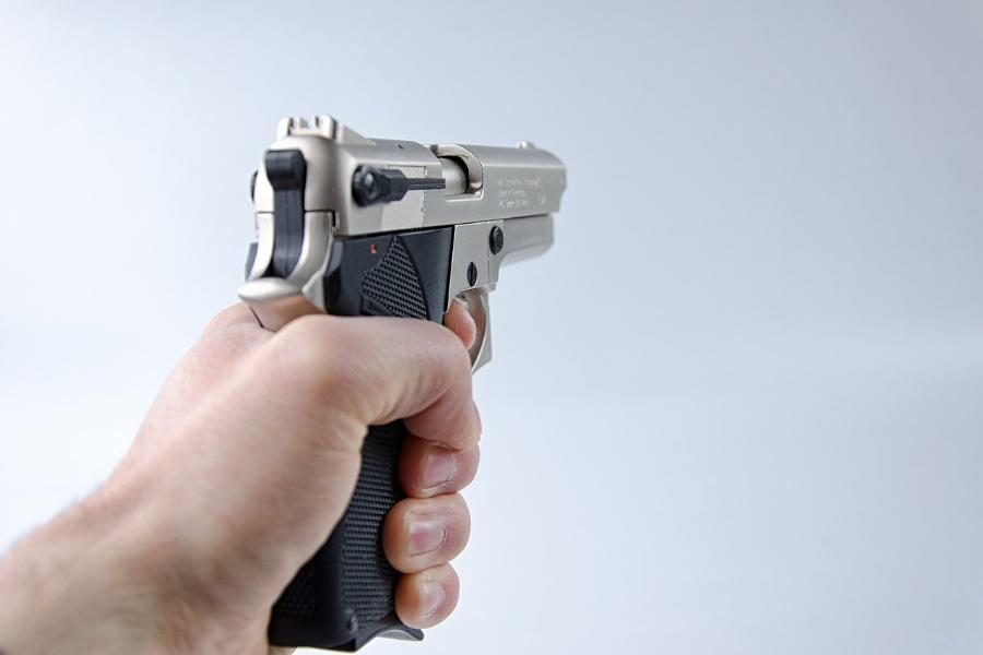 Мужчина, угрожая пистолетом, ограбил магазин в Тамбове