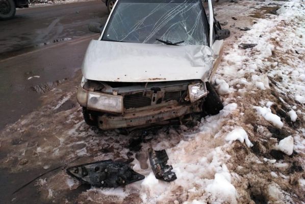 Водитель ВАЗа попал в больницу после столкновения с иномаркой в Мичуринском районе
